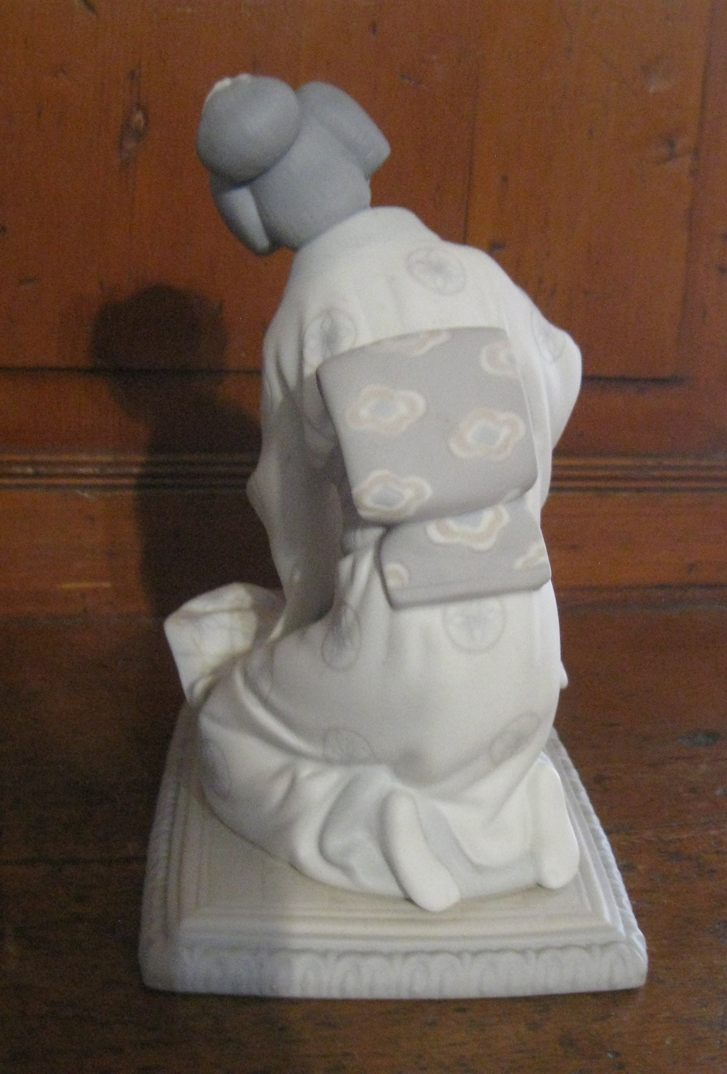 Lladro "Japanese Girl Decorating" #4840 Matte Finish