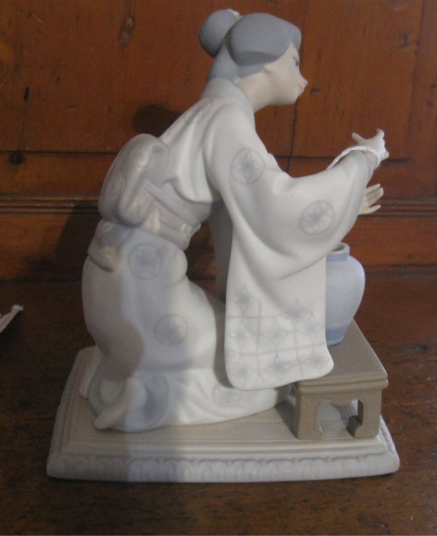 Lladro "Japanese Girl Decorating" #4840 Matte Finish