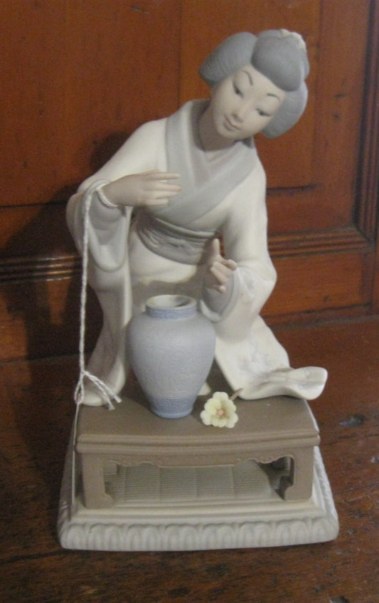 Lladro "Japanese Girl Decorating" #4840 Matte Finish