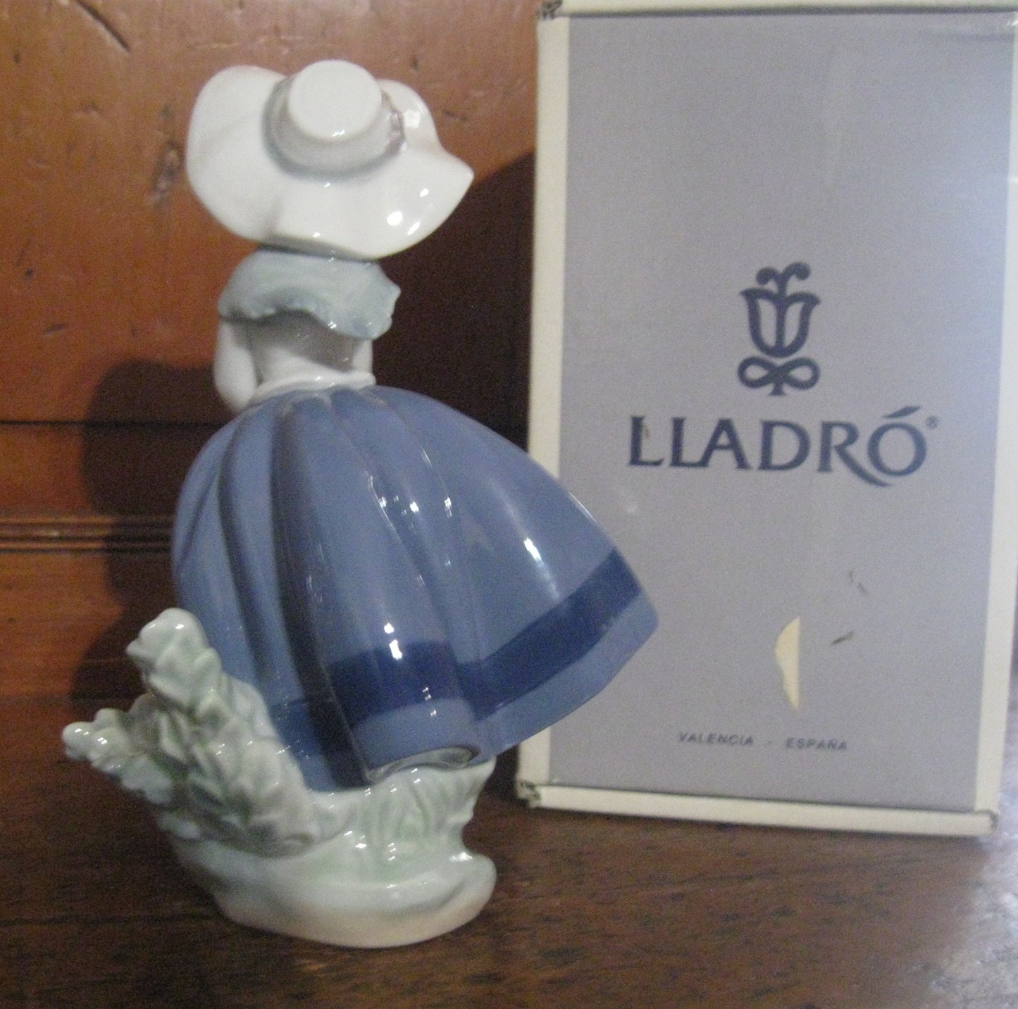 Lladro "Pretty Pickings" #05222 Porcelain Sculpture