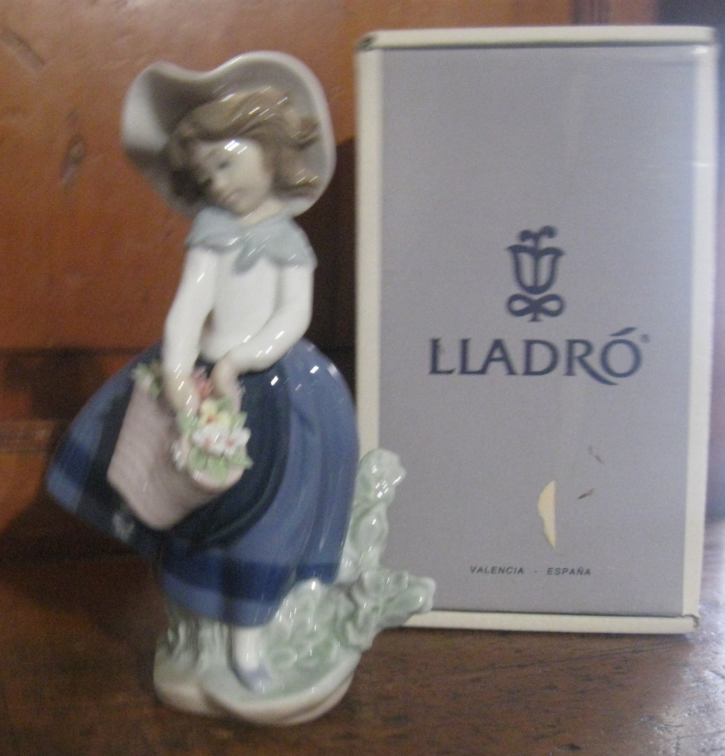 Lladro "Pretty Pickings" #05222 Porcelain Sculpture