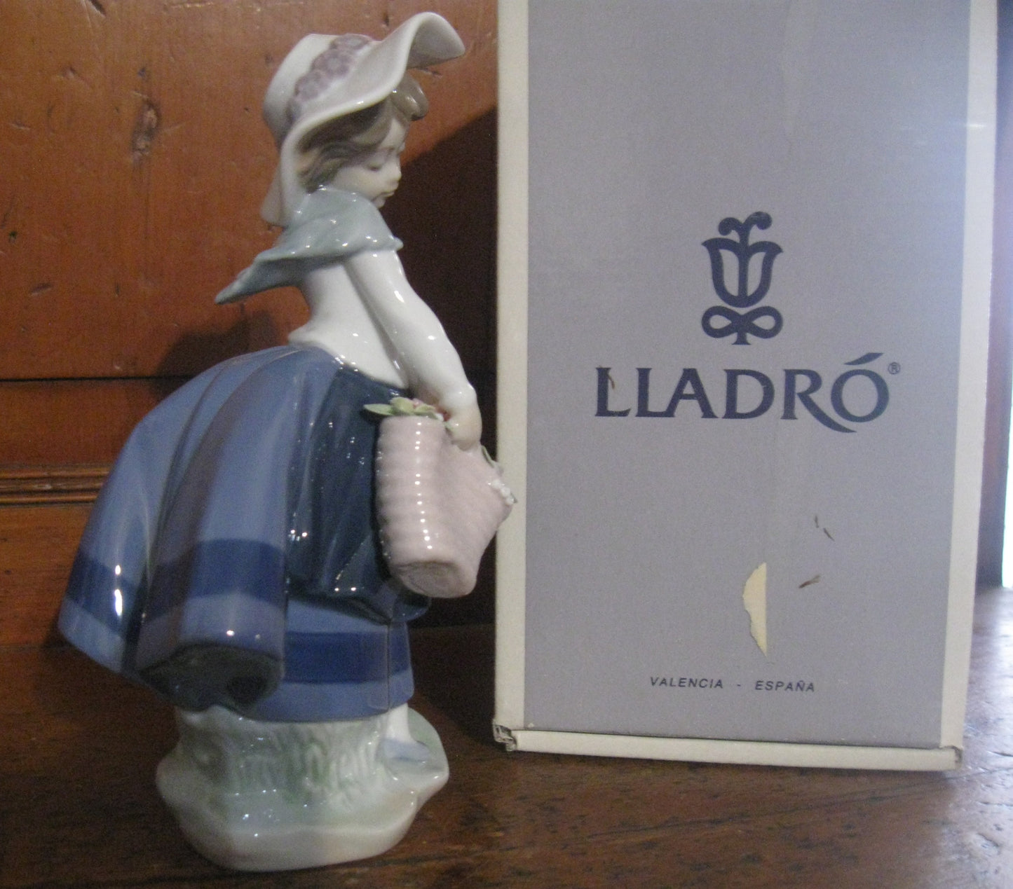 Lladro "Pretty Pickings" #05222 Porcelain Sculpture