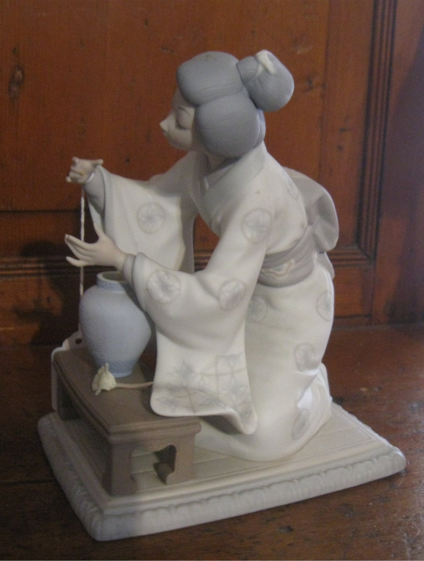 Lladro "Japanese Girl Decorating" #4840 Matte Finish