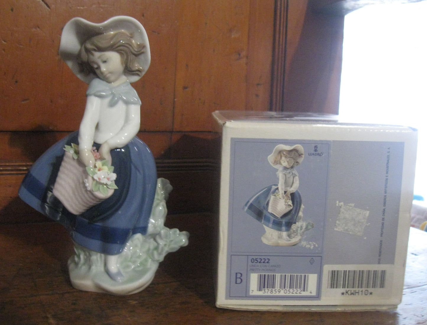 Lladro "Pretty Pickings" #05222 Porcelain Sculpture